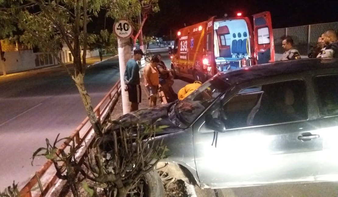 Colisão de carro em árvore deixa mulher ferida em Delmiro Gouveia