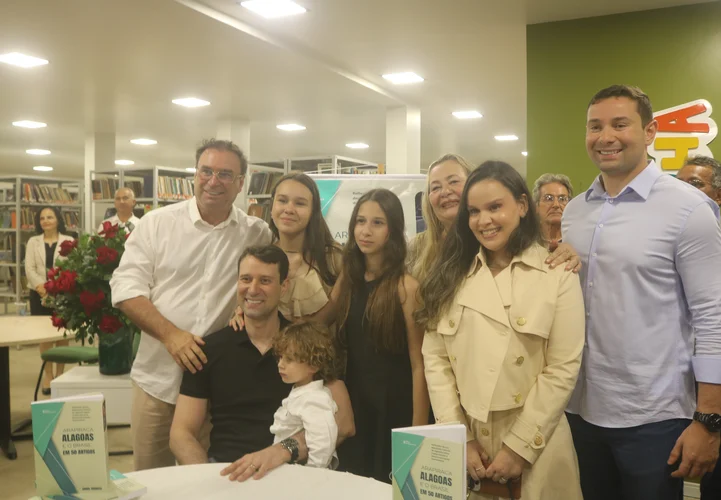 Deputado Daniel Barbosa lança livro na Casa da Cultura