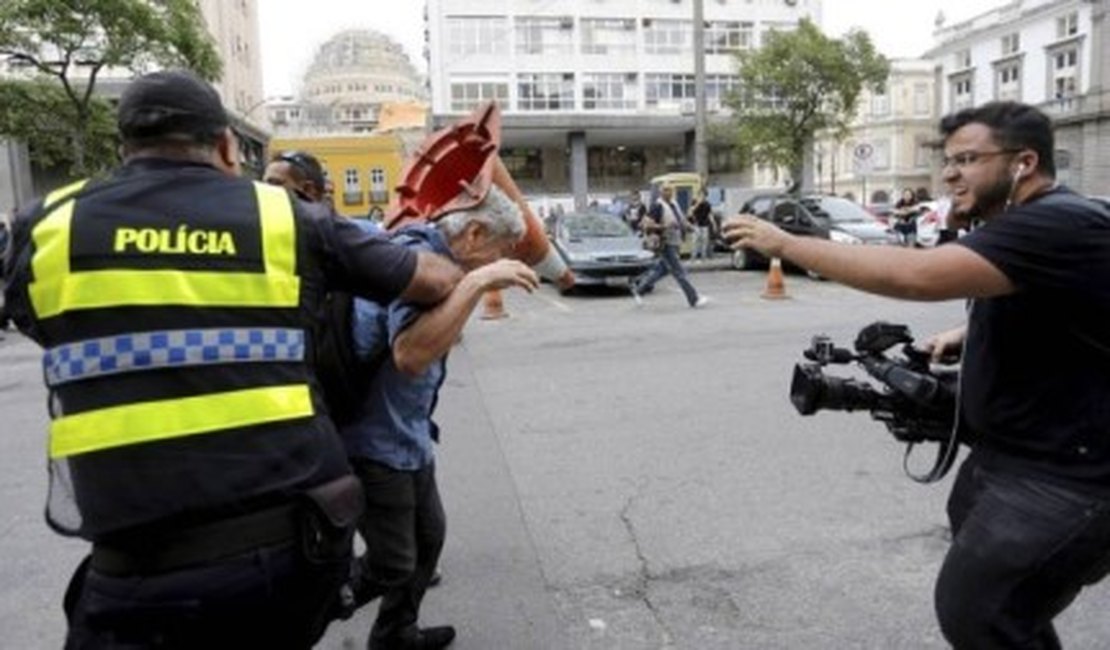 VÍDEO. Repórter Caco Barcellos é perseguido e agredido por manifestantes durante protesto no RJ