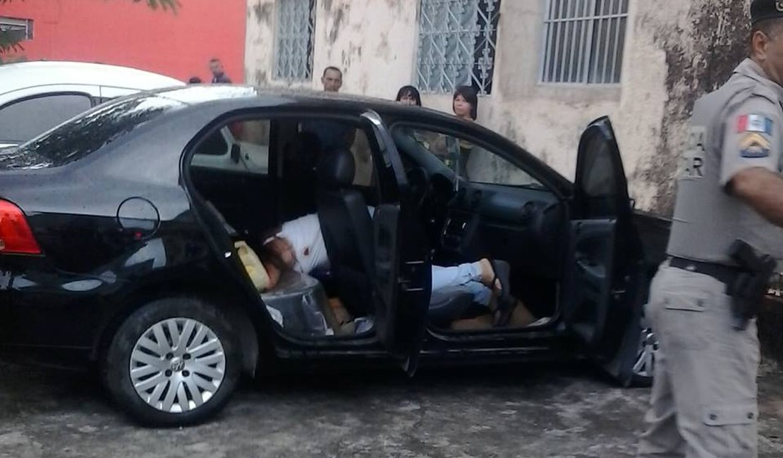 Mulher é assassinada a tiros dentro de veículo em Maceió