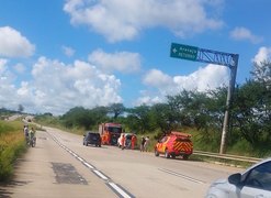Corpo de Bombeiros é acionado para apagar chamas em Kombi na BR-101