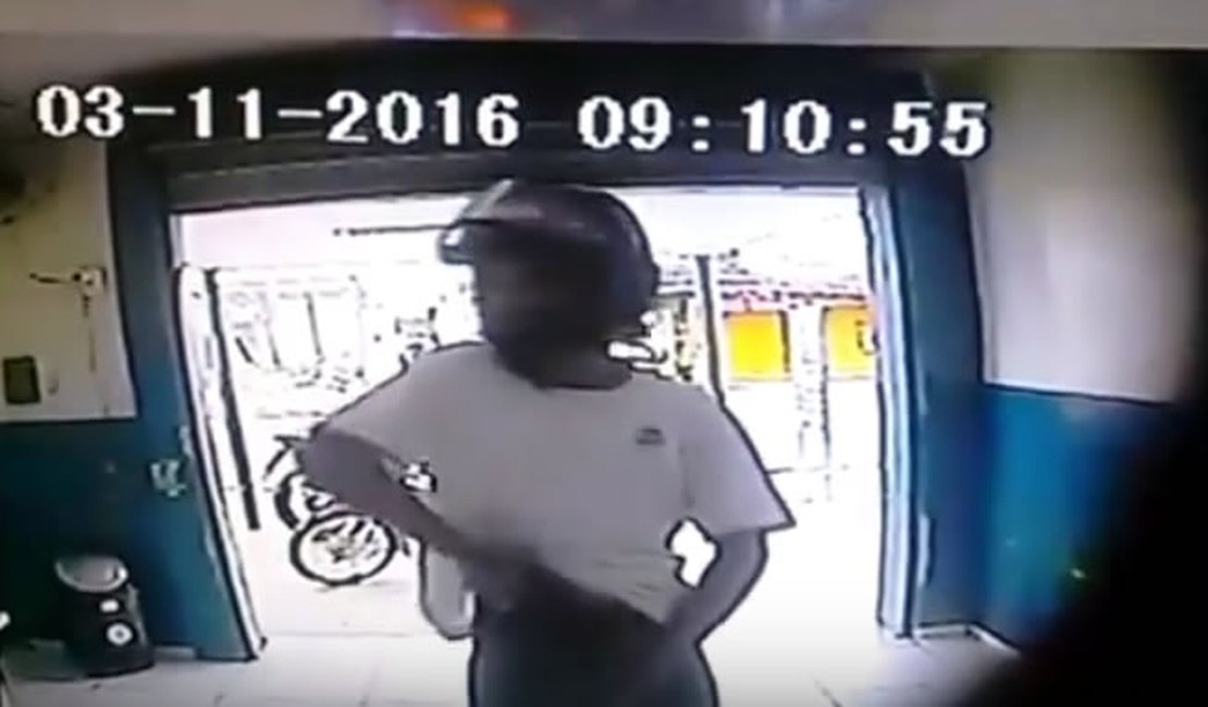 Câmeras de segurança mostram tentativa de assalto ao 'Caixa Aqui' em Arapiraca