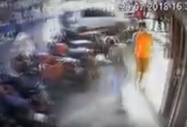 VÍDEO. Motorista invade calçada e atinge motocicletas estacionadas no Centro de Arapiraca