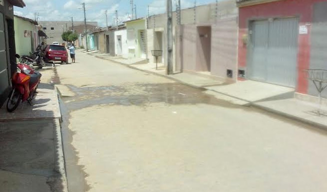 Moradores reclamam de canos estourados em bairros de Arapiraca