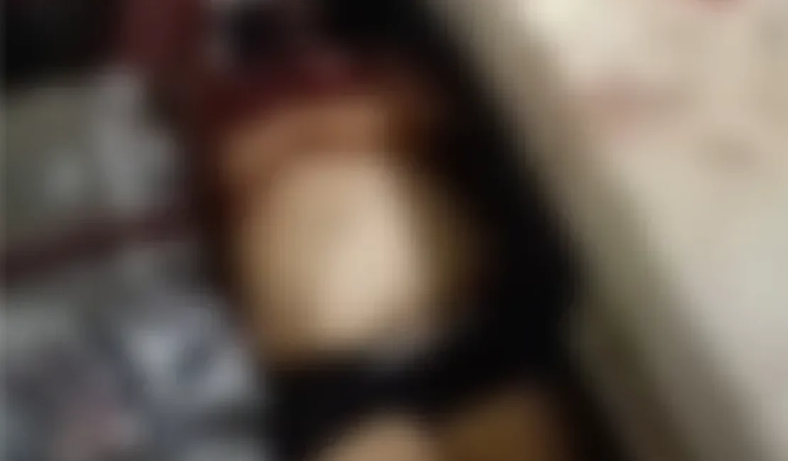 Mulher é encontrada morta dentro de casa, com filho deficiente ao lado do corpo, na parte alta de Maceió