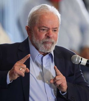 Aos 75 anos, Lula exibe perna malhada em foto de sunga e surpreende web; confira