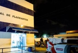 Suspeito tenta fugir da PM, mas é capturado e autuado por tráfico de drogas, em Maceió