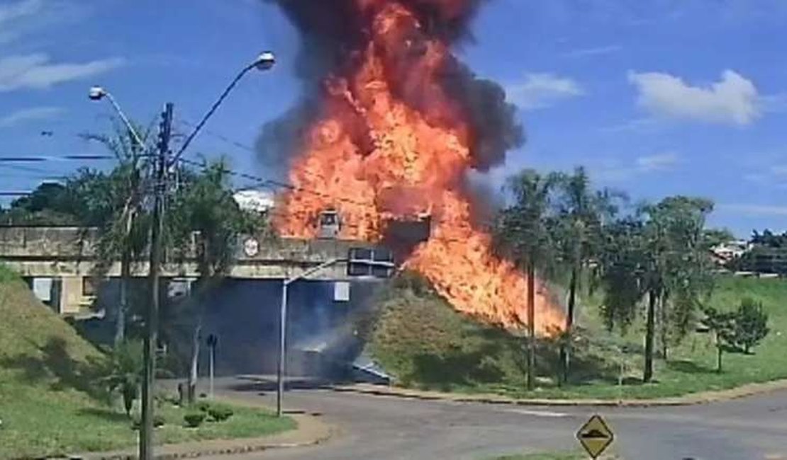 Caminhão-tanque explode após colidir com carreta em rodovia