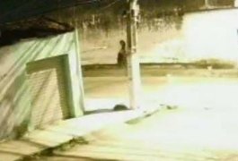 Vídeo: Homem que está furtando cabos de internet em Arapiraca é flagrado agindo novamente