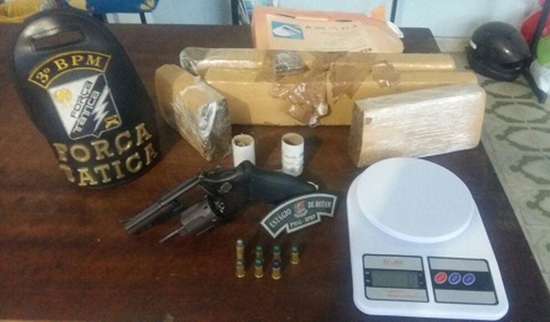 Jovem é presa suspeita de comercializar drogas próximo ao Bosque das Arapiracas