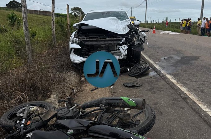 Mototaxista morre em colisão frontal com carro elétrico em Lagoa da Canoa