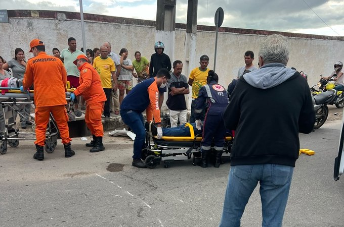 Acidente entre duas motos deixa feridos e provoca princípio de incêndio em um dos veículos, em Arapiraca