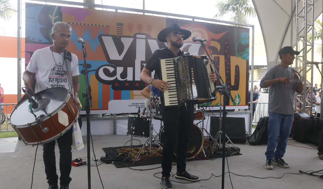 Retorno do “Cultura na Praça” reúne multidão em Arapiraca com show de Sirano & Sirino e artistas locais
