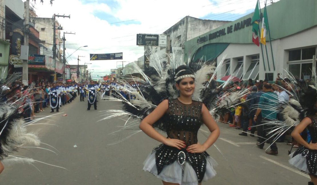 Arapiraquenses celebram 7 de Setembro com desfile cívico