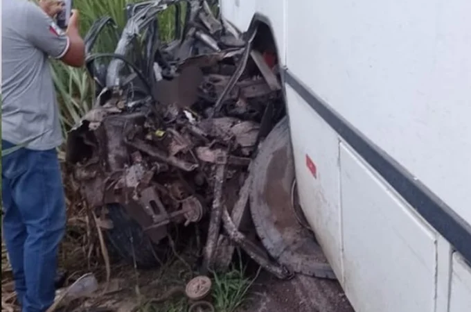 Grave acidente entre ônibus e carro deixa duas pessoas mortas em Porto Calvo