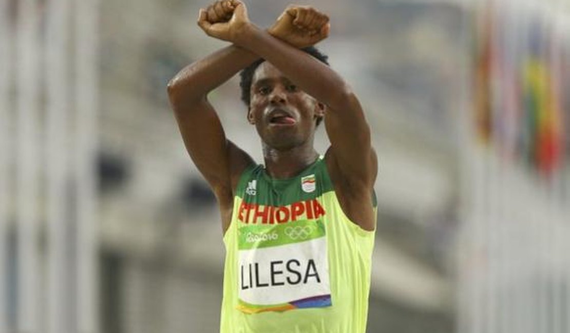 Maratonista etíope que fez protesto político na Olimpíada permanece no Brasil