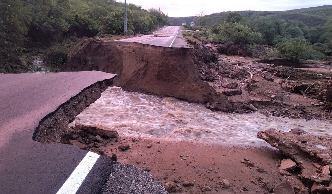 DER busca rota alternativa após transbordamento interditar trecho da AL-225 entre Piranhas e Canindé