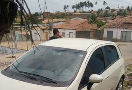 Carro roubado ontem em Arapiraca é localizado pela PM neste sábado (02)