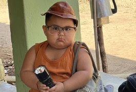 ‘Entre 2 e 70 anos’: menino do interior do Ceará conquista web com jeito de idoso marrento