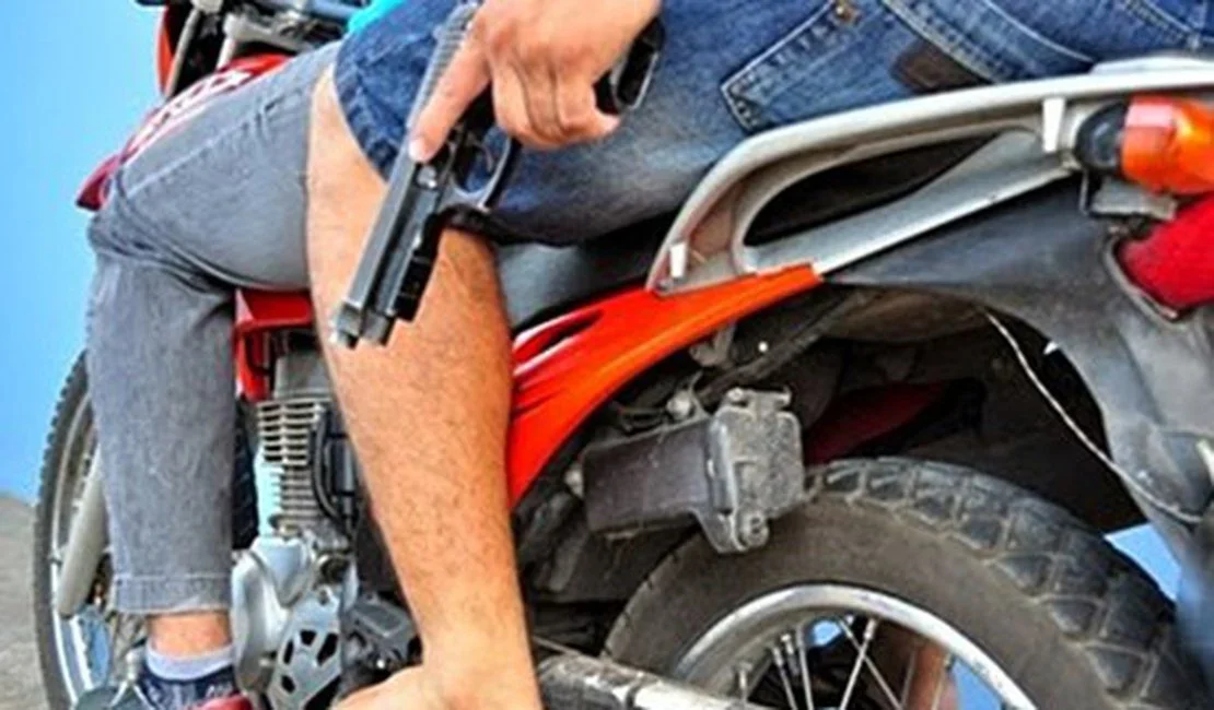 Dupla em motocicleta assalta pedestre e rouba livros e celular em Arapiraca