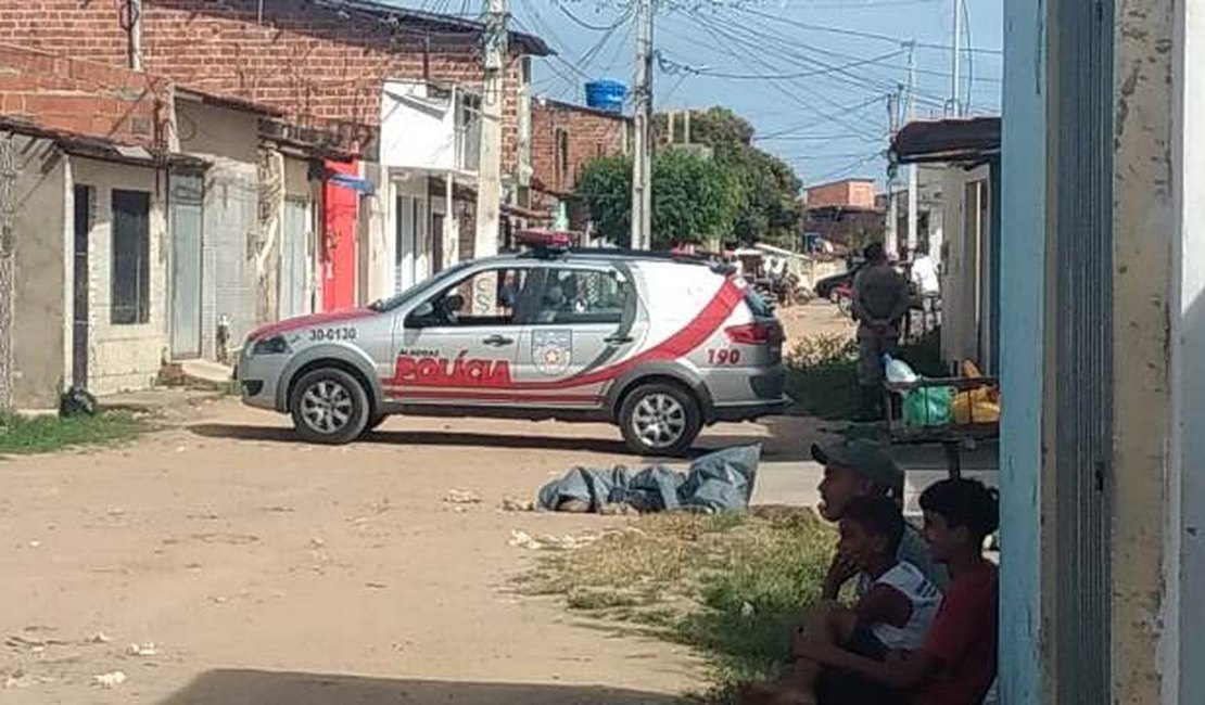 Homem é espancado dentro de casa e morto a tiros no Tabuleiro dos Martins, em Maceió