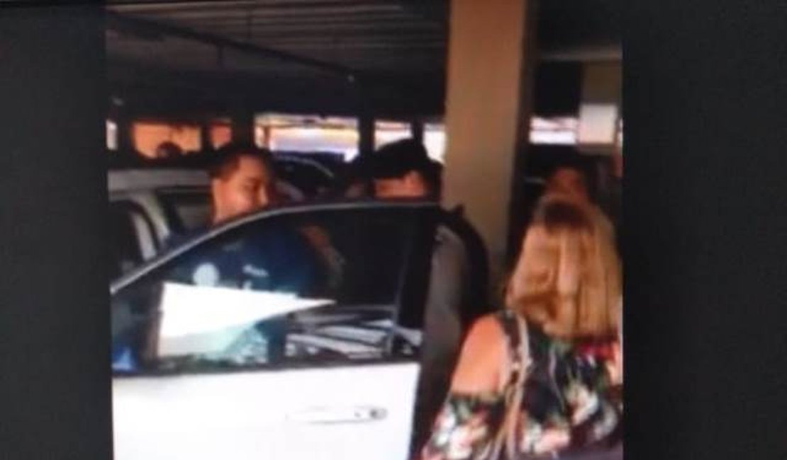 Idosa fica trancada dentro de carro em estacionamento de shopping, em Maceió