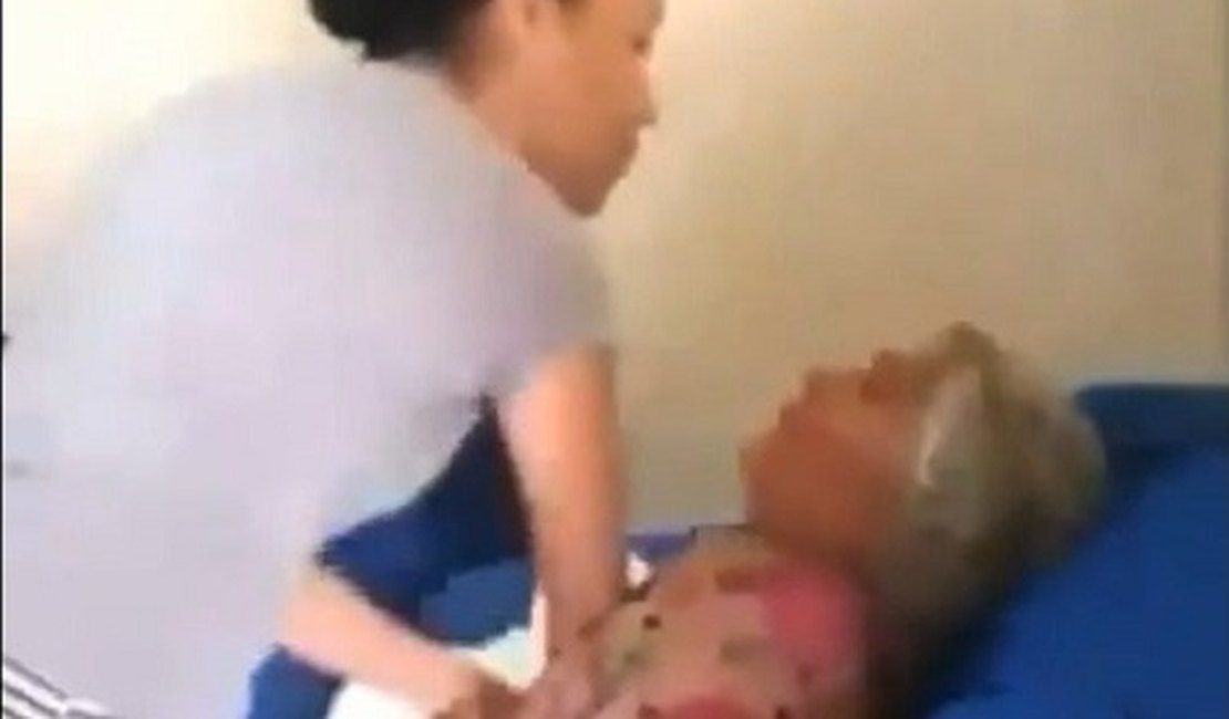 VÍDEO. Pastora é flagrada agredindo sogra idosa na frente de crianças