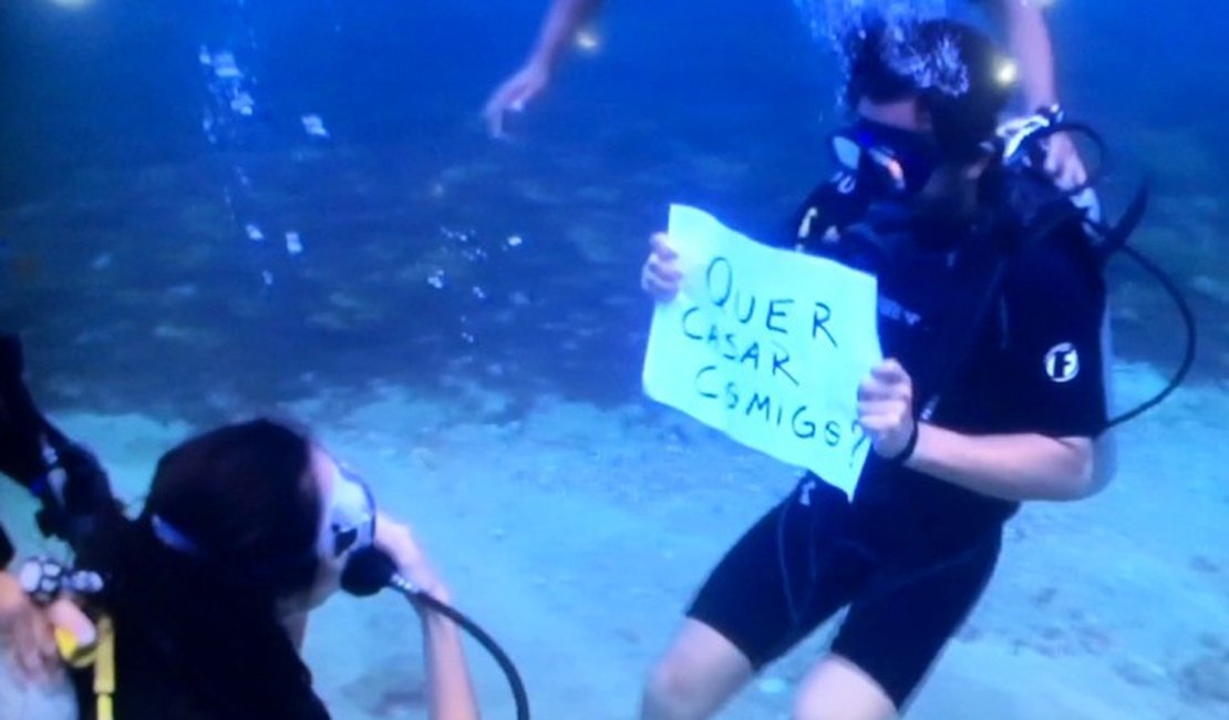 Turista pede namorada em casamento no fundo do mar, em Noronha