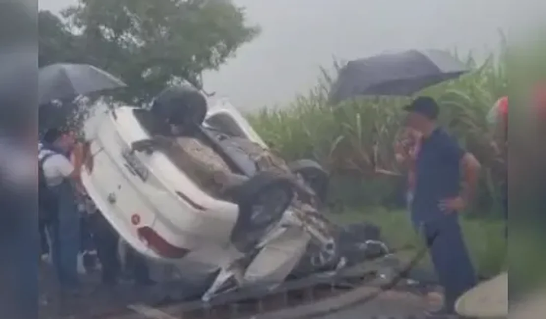 Grave acidente entre carro e caminhão carregado de areia deixa motorista presa às ferragens em rodovia de Alagoas