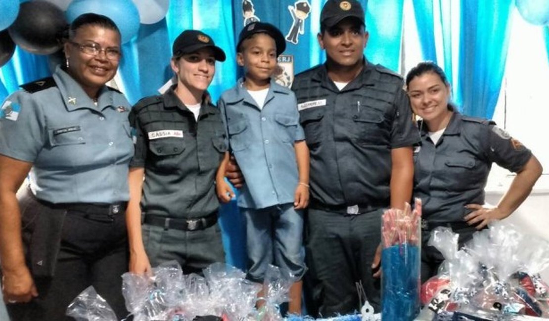 Fã de policiais militares, menino ganha festa de aniversário em quartel