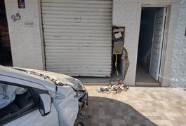 Homem perde controle de carro e invade padaria, em Arapiraca