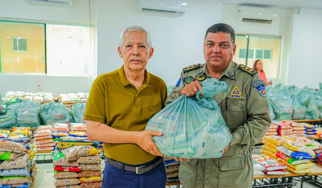 PM distribui 1,5 tonelada de alimentos arrecadados durante vendas de abadás do Bloco Vulcão