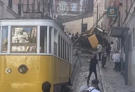 Bondinho de Lisboa descarrila, tomba e deixa 3 mortos e cerca de 20 feridos