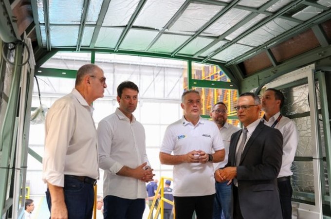 Daniel Barbosa e Renan Filho conhecem produção de vagões para o VLT de Arapiraca; maior obra de mobilidade da história da cidade