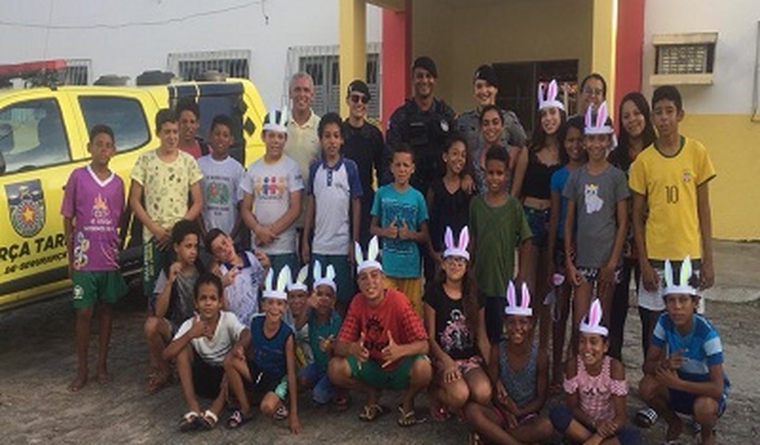 Policiais militares do 10º BPM entregam ovos de Páscoa para crianças de Palmeira dos Índios