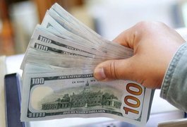 Dólar bate R$ 4 com tensão entre EUA e China