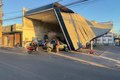 Parte da cobertura de posto de combustíveis cede e atinge carro no bairro Primavera