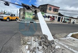 Caminhão atinge fiação elétrica e poste fica danificado no bairro São Luiz I, em Arapiraca