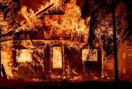 Maior incêndio florestal da Califórnia atinge cidade histórica