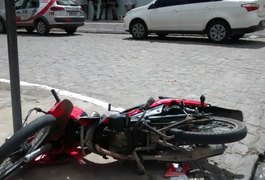 Motociclista avança preferencial, atinge carro e fica ferido em Arapiraca