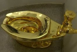 Vaso sanitário de ouro é roubado de palácio, em exposição de arte no Reino Unido