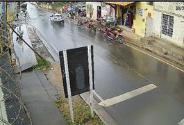 Vídeo mostra momento que mototaxista foi atropelado por motorista que avançou sinalização, em Arapiraca