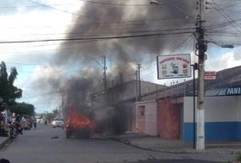 Carro pega fogo no bairro Primavera, em Arapiraca