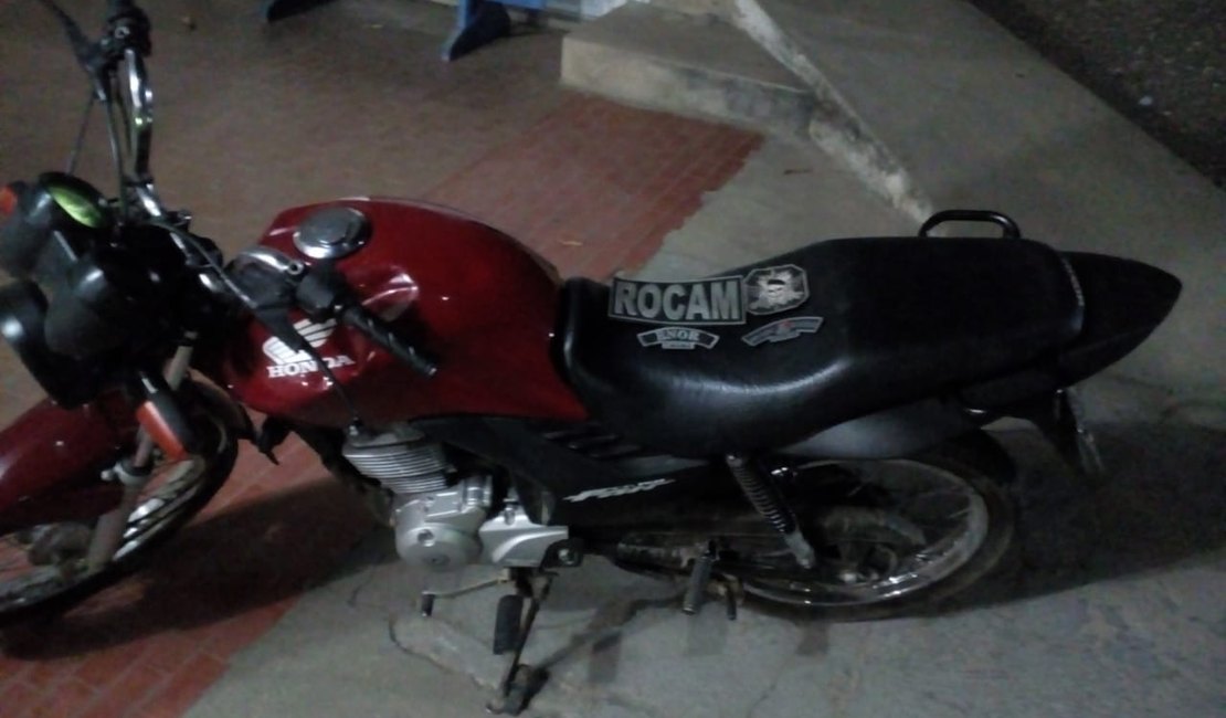 Vítimas reagem a assalto e bandidos fogem deixando moto roubada no local