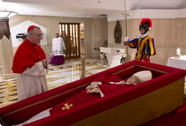Pároco Daniel explica por que o Papa Francisco aparece com vestes vermelhas em imagem divulgada pelo Vaticano