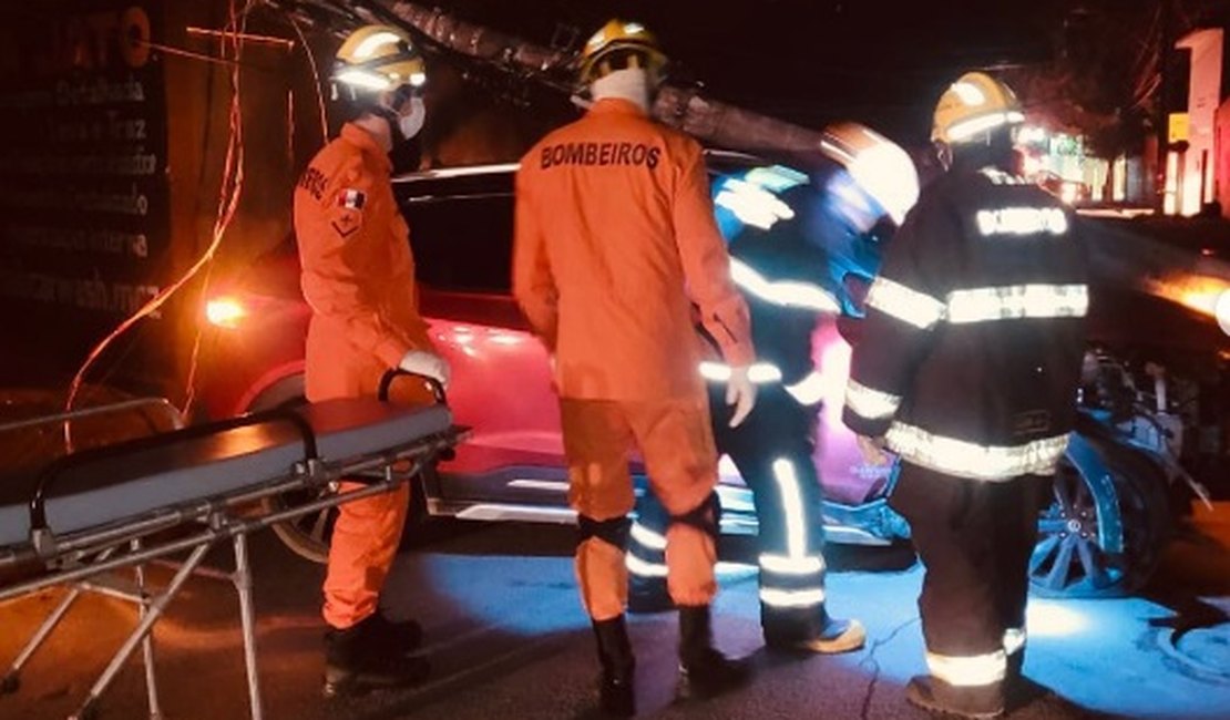 Colisão de carro em poste deixa bairro sem energia e trânsito interditado em Maceió