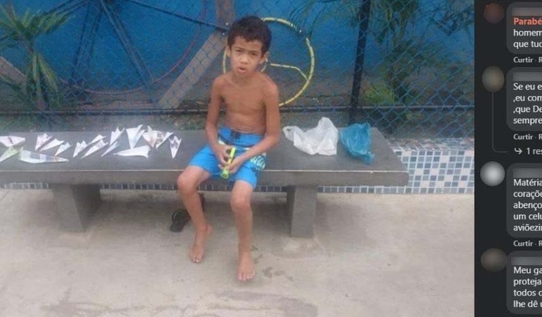 Menino viraliza após tentar vender aviões de papel para comprar celular