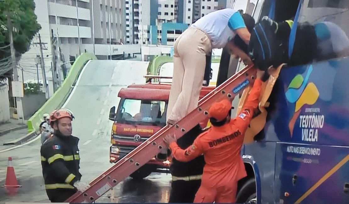 Motorista colide ônibus de Teotônio Vilela contra poste de energia elétrica em Maceió