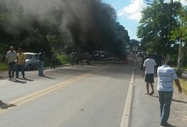 Taxistas bloqueiam BR 316 durante protesto em Satuba