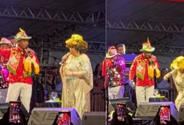 VÍDEO: Cantora Alcione se desequilibra e cai no palco durante show em São Luís